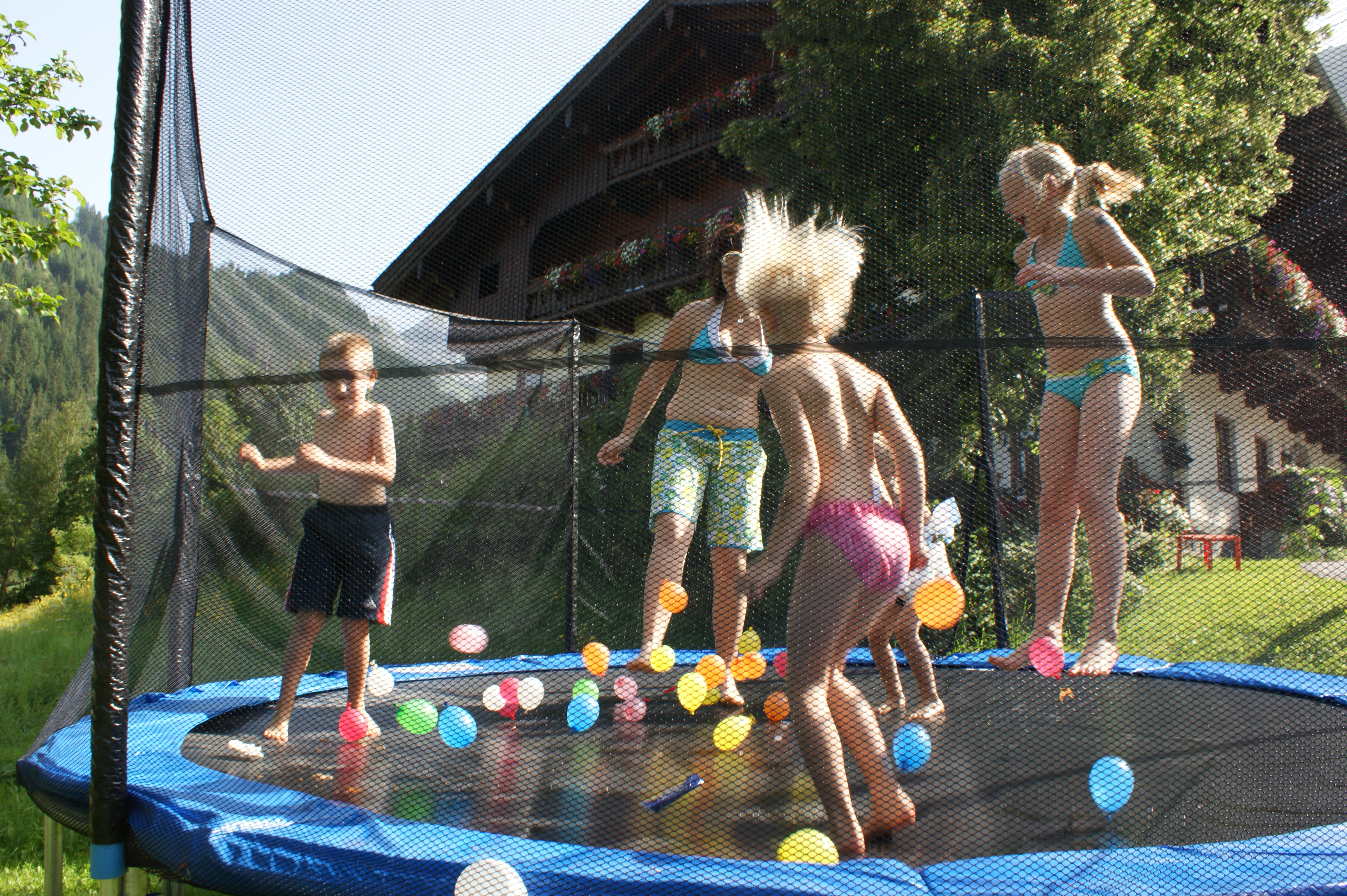 Kinder im Heuhaufen